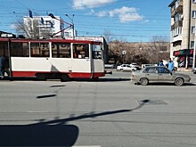 «Прокатилась кубарем по салону»: в ДТП с трамваем в Челябинске пострадала кондуктор
