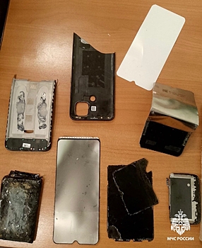 В школе Глазова дети едва не устроили пожар, разбирая старый телефон