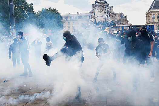 В Париже полиция применила слезоточивый газ против манифестантов