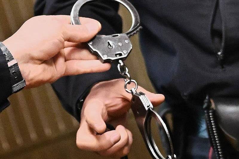 Россиянина арестовали за угрозу спалить сотрудника АЗС за кепку с буквой Z