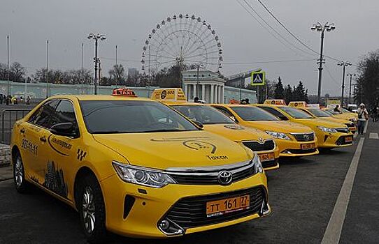 Московские таксисты выступают за повышение цен на свои услуги