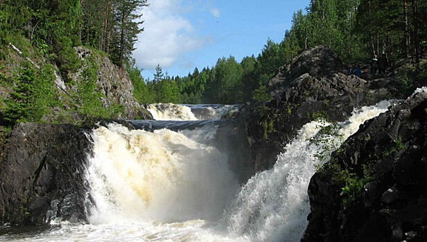 В Карелии турист захотел сделать селфи на фоне водопада и упал в него