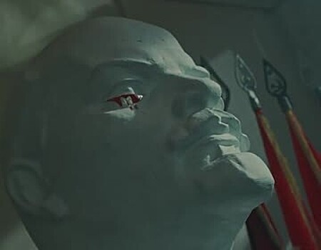 Лидер Rammstein показал в новом видеоклипе Ревву и плачущего кровью Ленина