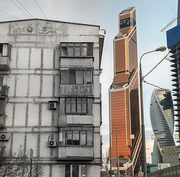 Бизнес-центр "Москва Сити" и старая блочная пятиэтажка
