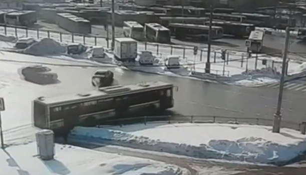 Полиция въехала в автобус в Москве
