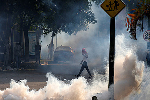 В Венесуэле бунтующих граждан попытались разогнать слезоточивым газом