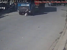 Во Вьетнаме грузовик МАЗ сбил зазевавшуюся велосипедистку. Видео