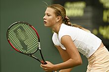 Мария Шарапова дебютировала в WTA-туре в 14 лет на Мастерсе в Индиан-Уэллсе в 2002-м, она сыграла с Моникой Селеш
