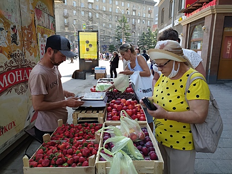 В Новосибирске у уличных торговцев изъяли 1,7 тонны овощей и фруктов за пять дней проверок