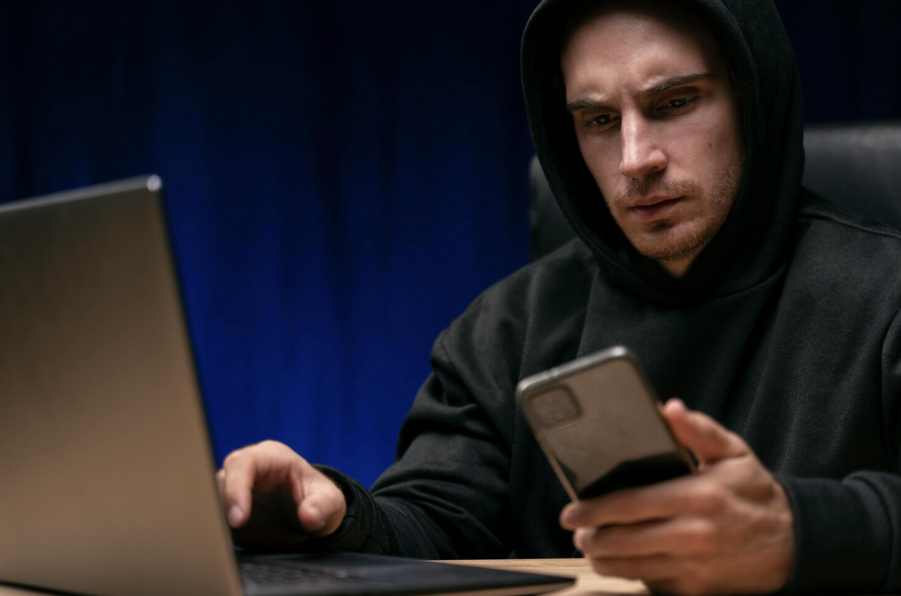 В Новосибирске задержали курьера, причастного к обману пенсионера из Карелии