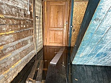 Якутянин развозит поддоны, чтобы люди могли выйти из утопающих домов