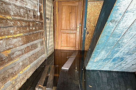 Якутянин развозит поддоны, чтобы люди могли выйти из утопающих домов