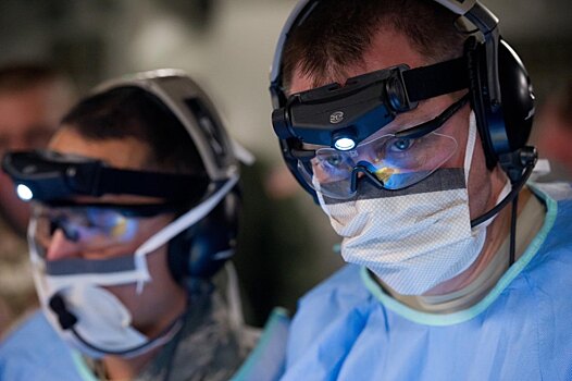 Дизайнер из США создала медицинские маски с распечатанными на них лицами