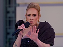 «Мокрая» укладка, алое платье: Адель примерила образ роковой женщины для нового клипа