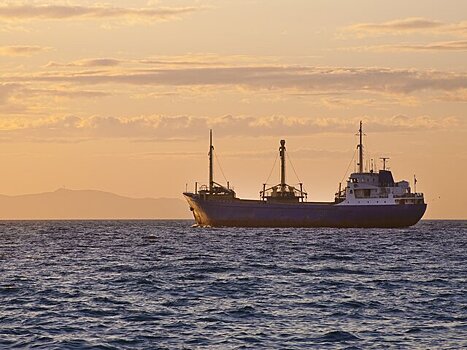 Российские моряки с загоревшегося в Японском море судна не пострадали