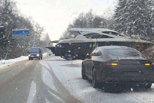 Baza: в Тверской области маршрутка столкнулась с 20-метровой яхтой