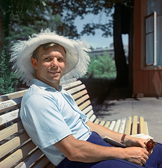 Летчик-космонавт СССР, Герой Советского Союза Юрий Гагарин во время отдыха в Сочи, 1961 год