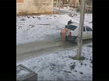 В Волгограде обсуждают голую женщину, вцепившуюся в автомобиль, тащивший ее по земле