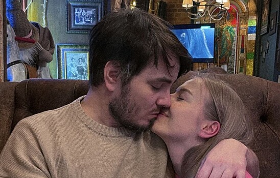 Мэддисон показал фото со своей женой из ЗАГСа —  он теперь официально женат