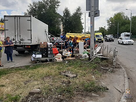 Омский водитель снёс овощную палатку, пострадали 6 человек