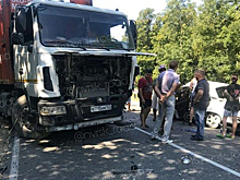 В Новороссийске легковушка попала под грузовик, есть пострадавшие