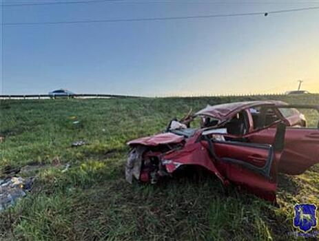 Водитель Lada Xray снес ограждение и съехал в кювет на трассе под Самарой
