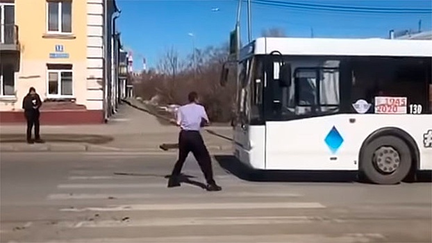 В Кемерово мужчина с лопатой «напал» на автобус: видео