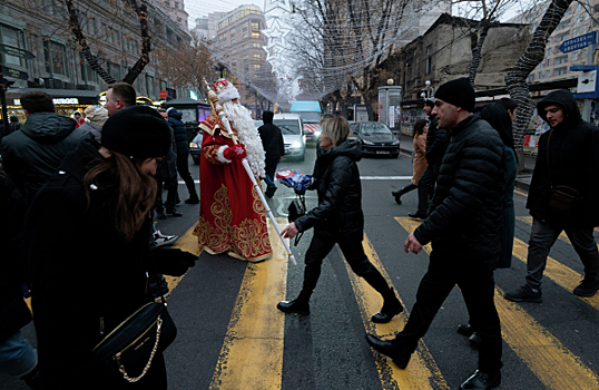 «У нас елки»: Как Золотовицкий, Шаман и Кологривый примеряли роль Деда Мороза