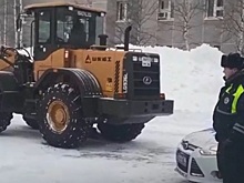 Трактор насмерть переехал женщину во время уборки снега в Сургуте. Видео