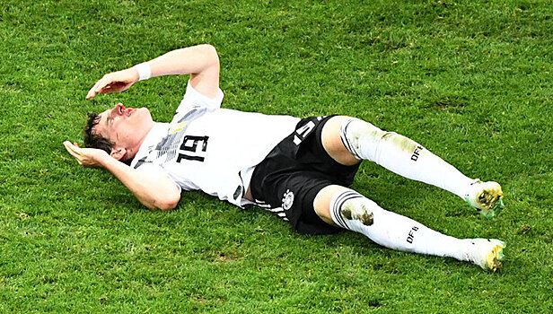 Полузащитнику сборной Германии сломали нос