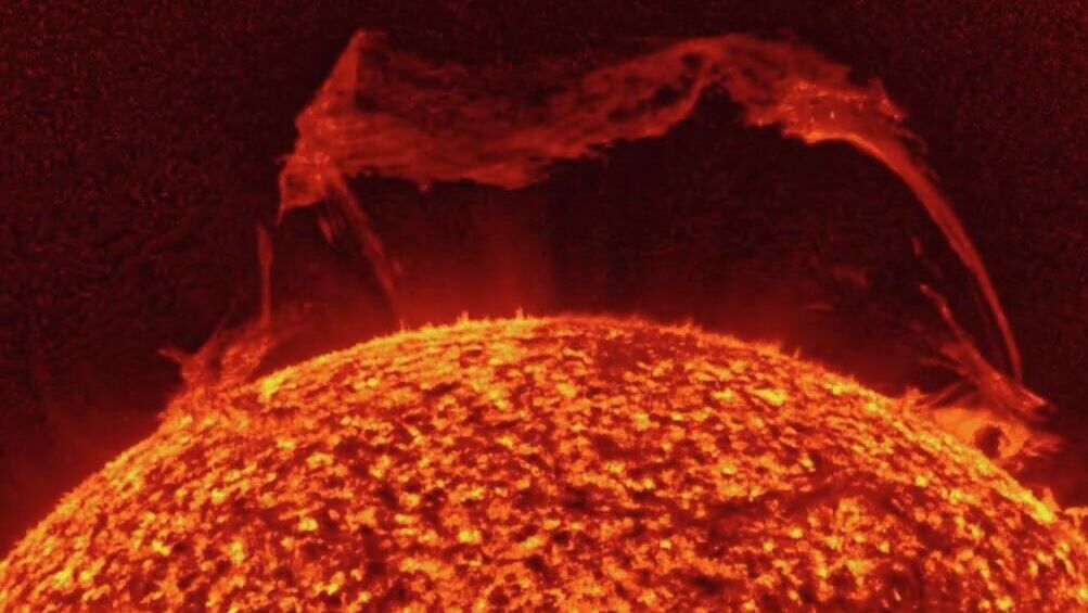 На видео сняли момент отрыва «царя-протуберанца» от Солнца