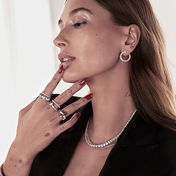 Хейли Бибер стала лицом новой коллекции Tiffany & Co.