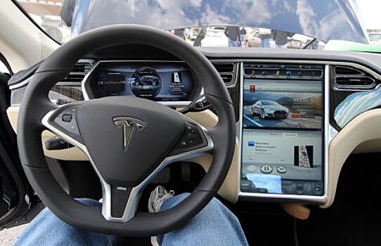 Илон Маск сообщил, что в машинах Tesla можно будет смотреть видео с YouTube и Netflix