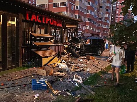 Легковушка въехала в торговый павильон в Балашихе