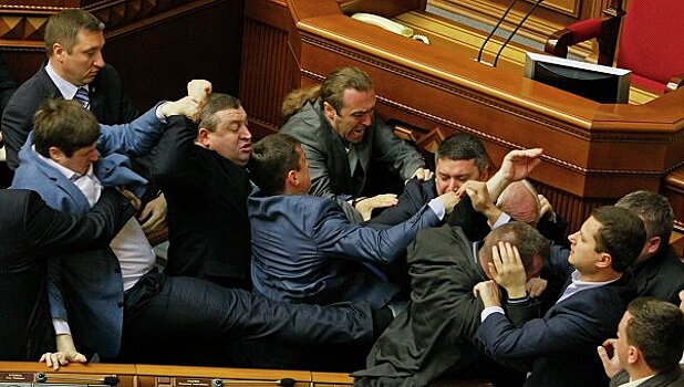 Це демократія: депутаты Рады подрались за звание самого большого врага России