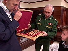 Замминистра обороны Горемыкин и Сергей Карякин подарили шахматы мальчику Илье из Москвы