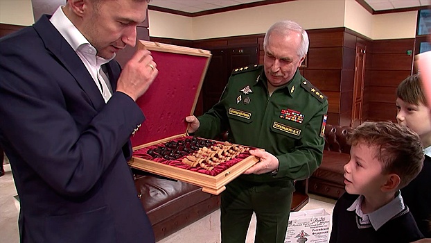 Замминистра обороны Горемыкин и Сергей Карякин подарили шахматы мальчику Илье из Москвы