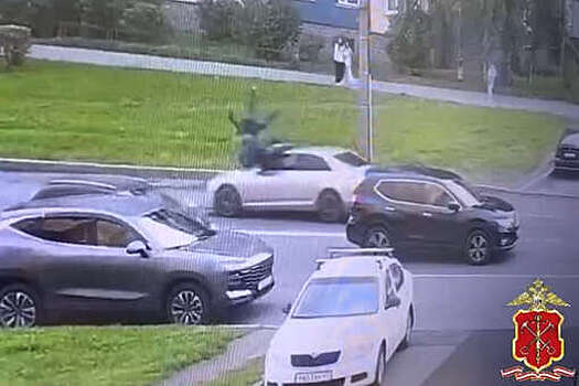 В Санкт-Петербурге Audi сбила мать с двумя детьми, это попало на видео