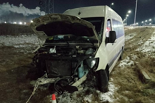 Водитель школьного автобуса попал в ДТП в Тюмени