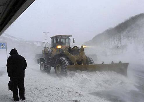 Сотрудники жилищно-коммунальной службы устранили последствия снегопада на объектах Тихоокеанского флота во Владивостоке
