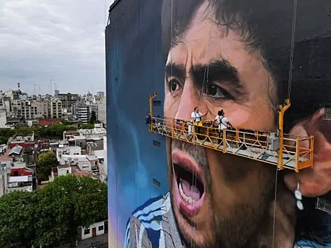 В Буэнос-Айресе появился огромный мурал с изображением Диего Марадоны