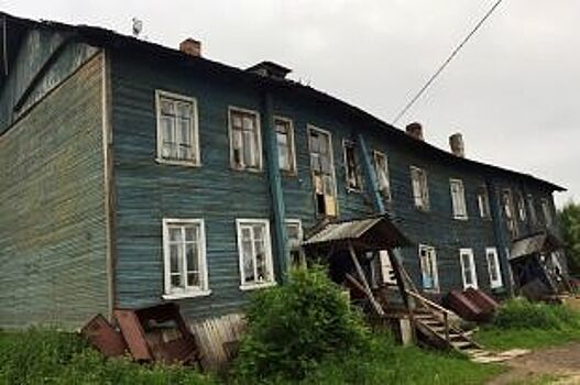 Один за другим: в Архангельске за сутки сошли со свай два деревянных дома