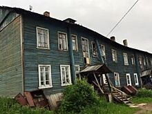 Один за другим: в Архангельске за сутки сошли со свай два деревянных дома