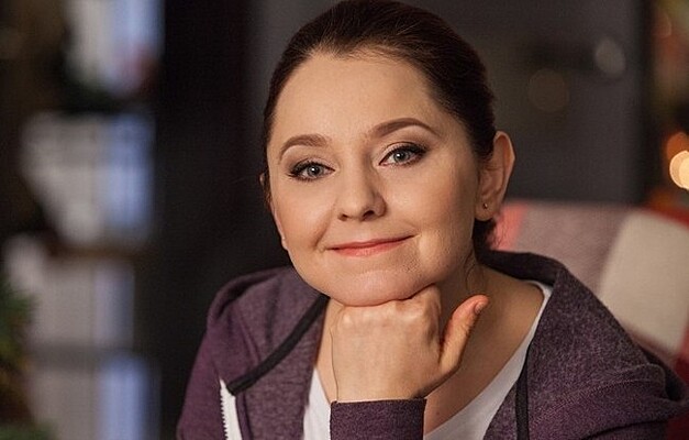 Тәтті күлімсіреген аққұбаның эротикалық фотосы