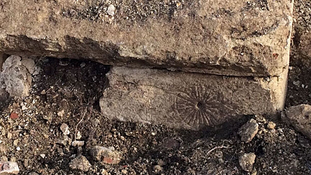 На руинах средневековой церкви в Британии нашли знаки против злых духов