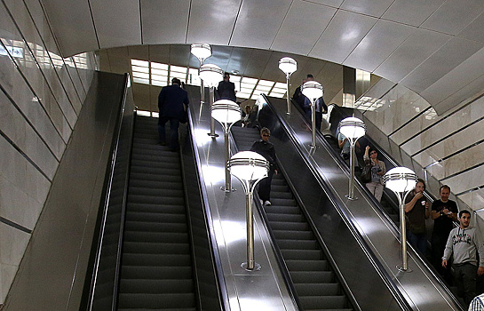 Пассажиры метро жалуются на иглы в поручнях эскалаторов