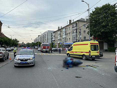 На перекрёстке Черняховского — Пролетарская легковушка врезалась в мотоцикл, погибла пассажирка