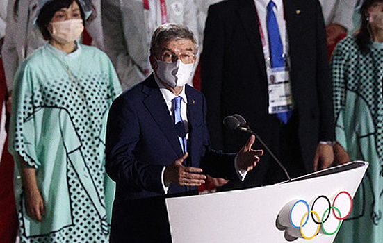 Бах посетил первые медальные соревнования на Олимпиаде в Токио и подарил волонтерам значки