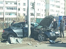 Иномарка врезалась в столб в Дзержинске