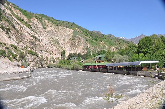 На востоке Таджикистана машина упала в реку, ведутся поиски двух тел